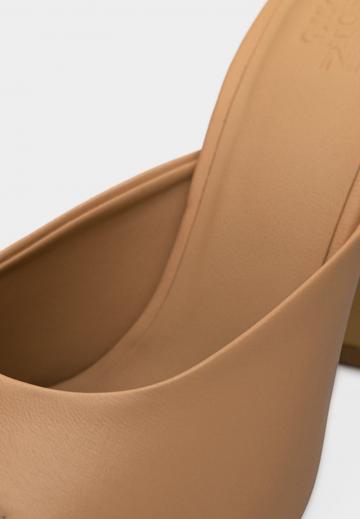 Босоножки на каблуке