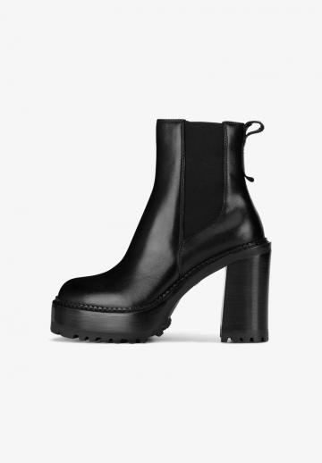 Высокие сапоги