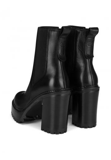 Высокие сапоги