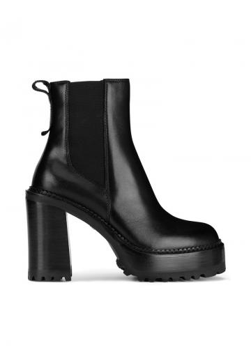 Высокие сапоги