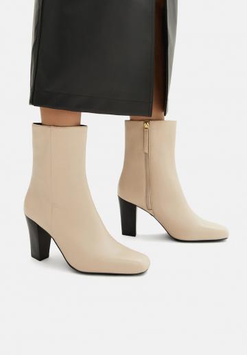 Высокие сапоги