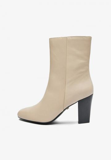 Высокие сапоги