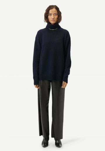 Пуловер с вырезом V