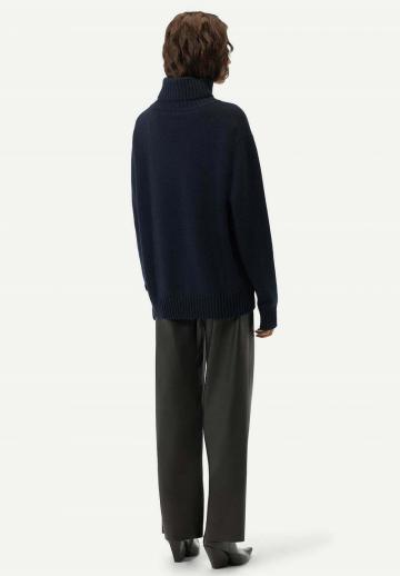 Пуловер с вырезом V