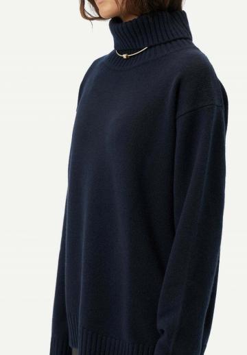 Пуловер с вырезом V