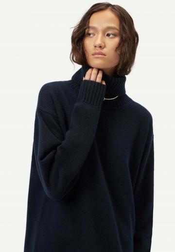 Пуловер с вырезом V