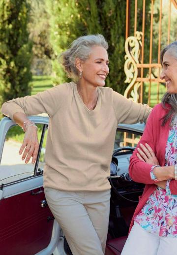 Пуловер с вырезом V