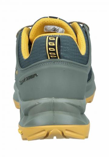 Походные кроссовки