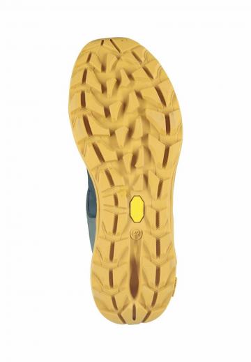 Походные кроссовки