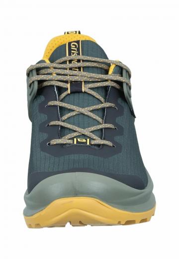 Походные кроссовки