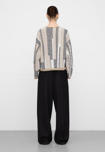 Пуловер в полоску