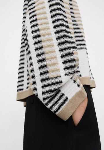 Пуловер в полоску