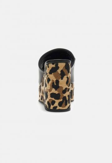 Босоножки на каблуке