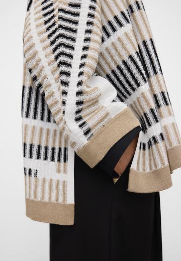 Жаккардовая вязаная кофта