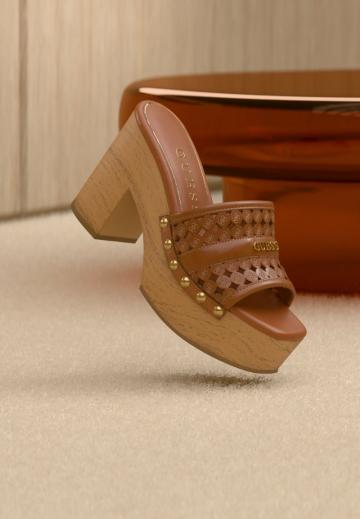 Босоножки на каблуке