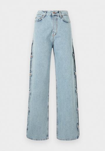 Прямые джинсы