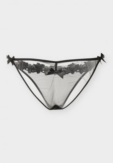 Трусы на бедрах