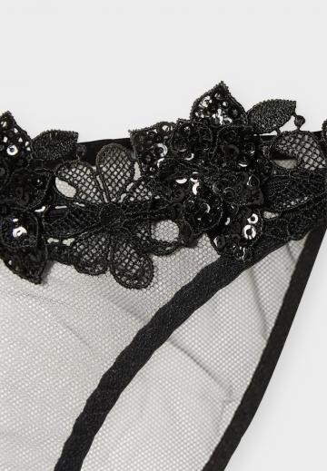 Трусы на бедрах