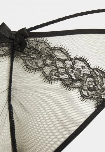 Трусы на бедрах