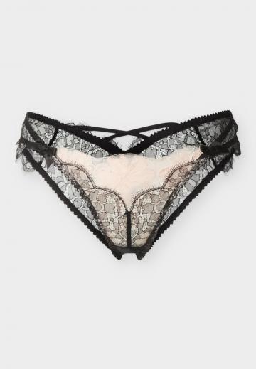 Трусы на бедрах