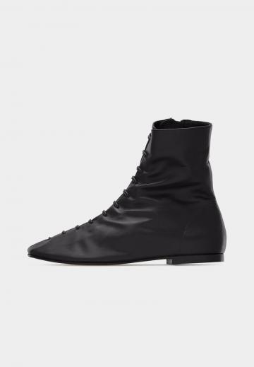 Ботинки на шнуровке