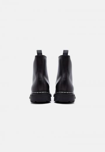 Ботинки на шнуровке