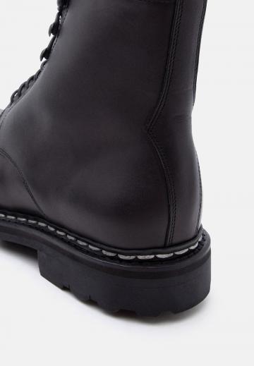 Ботинки на шнуровке