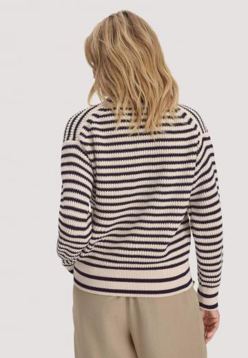 Пуловер в полоску