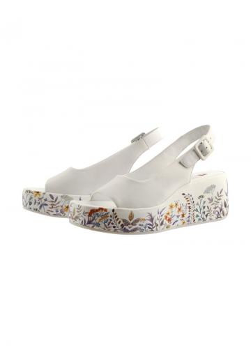 Босоножки на танкетке