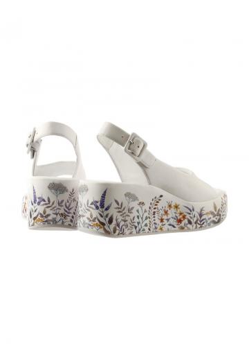 Босоножки на танкетке