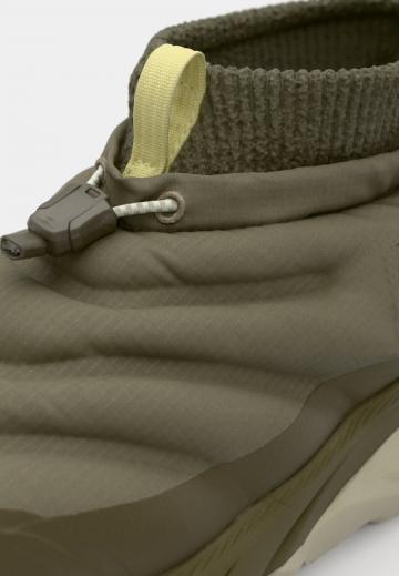 Походные кроссовки