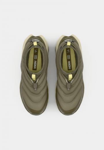 Походные кроссовки