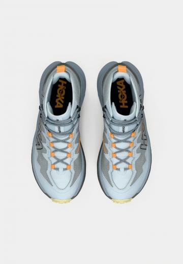 Походные кроссовки