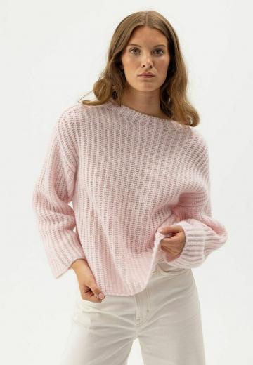 Пуловер в полоску