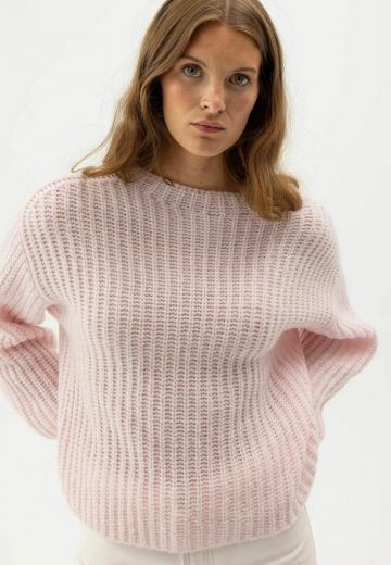 Пуловер в полоску