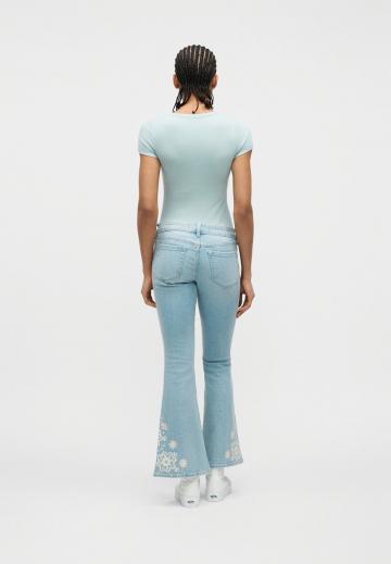 Клешеные джинсы