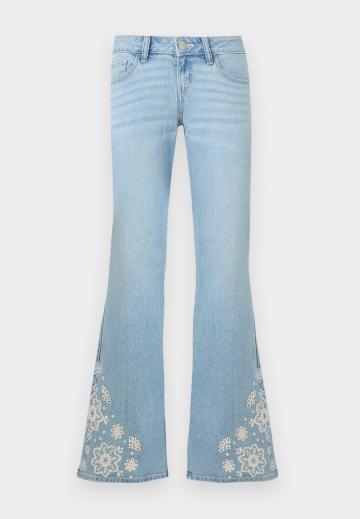 Клешеные джинсы