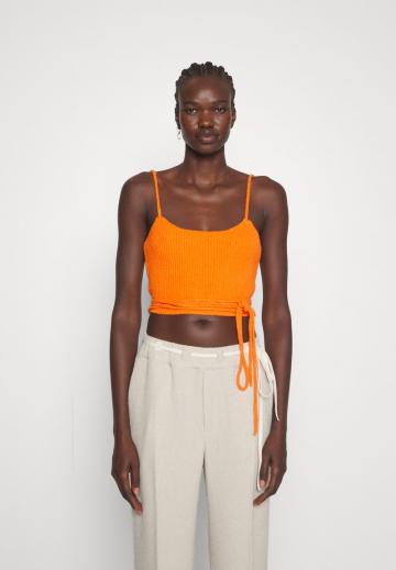 Топ на бретельках