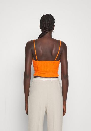 Топ на бретельках