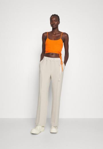 Топ на бретельках