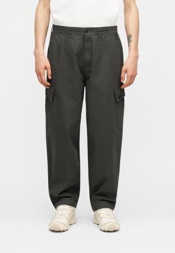 Брюки с накладными карманами