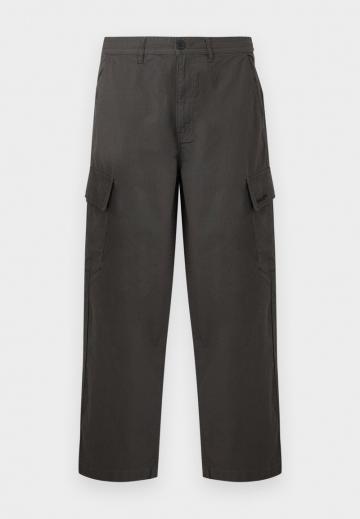 Брюки с накладными карманами