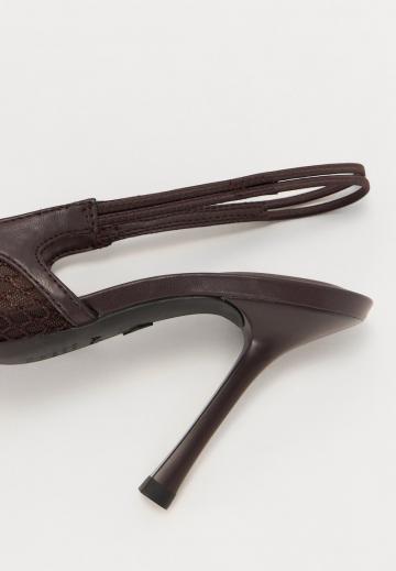 Туфли на высоком каблуке