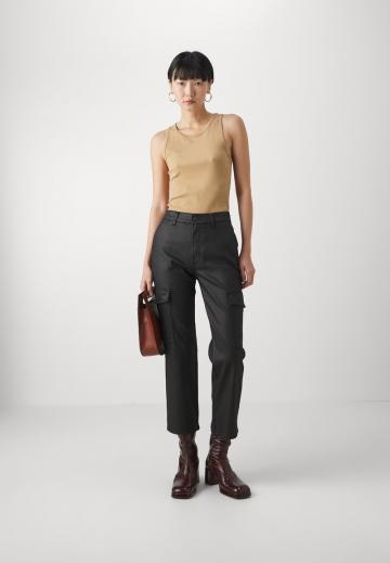 Брюки с накладными карманами