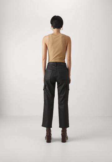 Брюки с накладными карманами