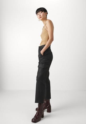 Брюки с накладными карманами