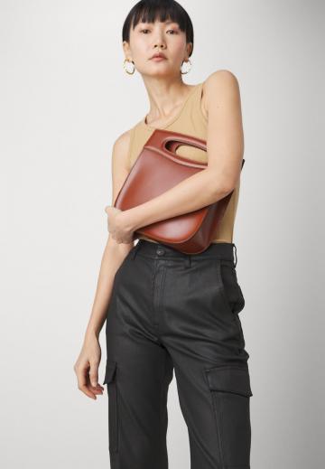 Брюки с накладными карманами