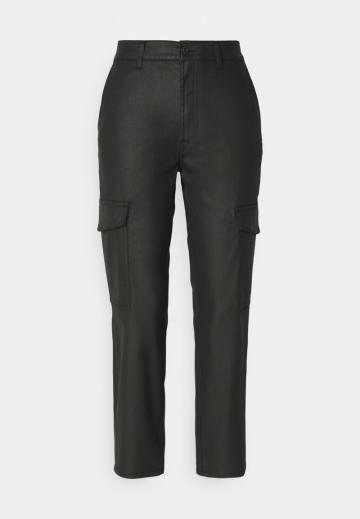 Брюки с накладными карманами