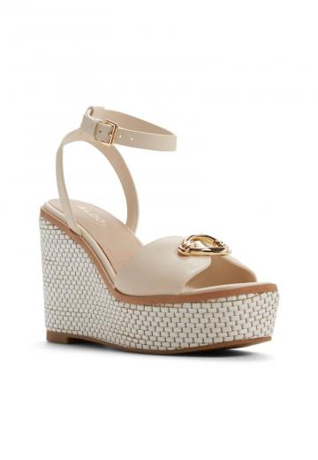 Босоножки на танкетке