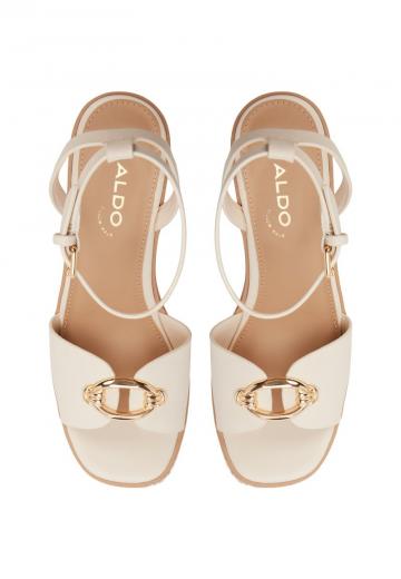 Босоножки на танкетке